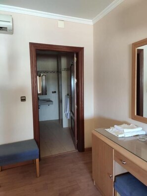 Desk, laptop workspace, free WiFi - Hotel Lindaraja  (Atarfe)