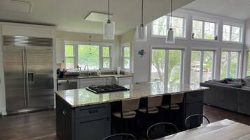 Geladeira, micro-ondas, fogão, cooktop