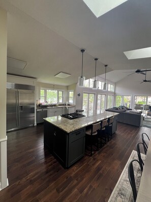 Fridge, microwave, oven, stovetop - 6 Bedroom Apple Valley Lakefront with Hot Tub Perfect for Large Families (Howard)