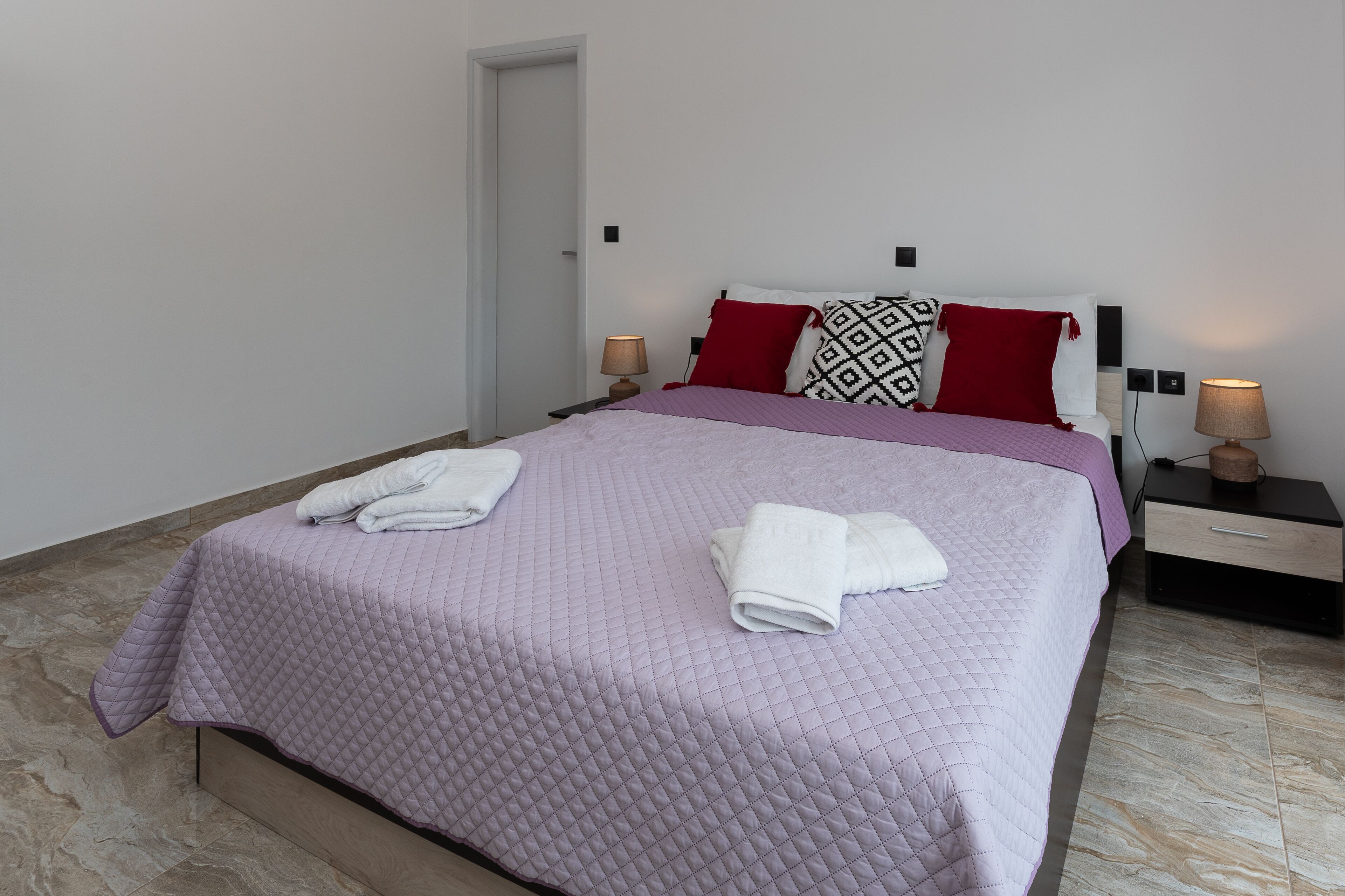 3 室のベッドルーム、セーフティボックス (室内)、客室ごとに異なるインテリア、ノートパソコン用作業スペース