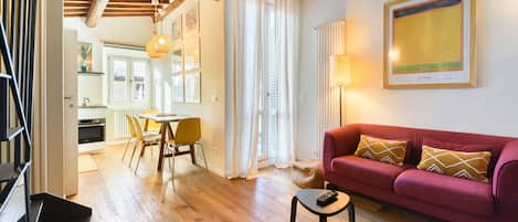 時尚公寓 | 起居區 | 40-吋平面電視,提供數位頻道