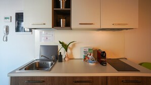 Bilocale | Dapur pribadi | Lemari es kecil, kompor, dan peralatan masak/sendok-piring
