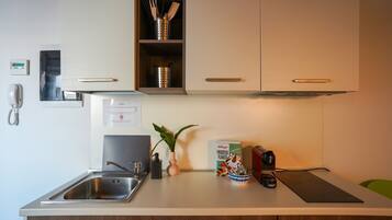 Bilocale | Private kitchen | Mini-fridge, stovetop, cookware/dishes/utensils