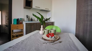Monolocale per Tre | Dapur pribadi | Lemari es kecil, kompor, dan peralatan masak/sendok-piring