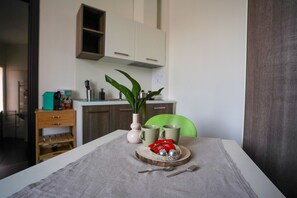 Monolocale per Tre | Privat køkken | Minikøleskab, kogeplade, køkkentøj/tallerkener/redskaber