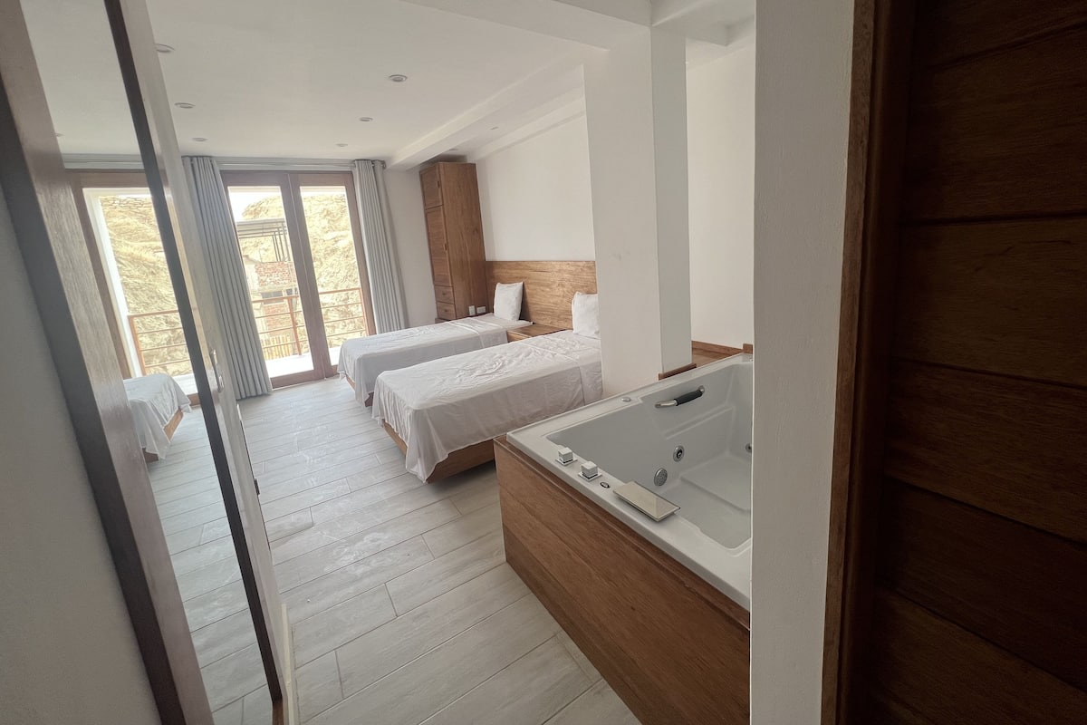 Ropa de cama hipoalergénica, minibar y escritorio