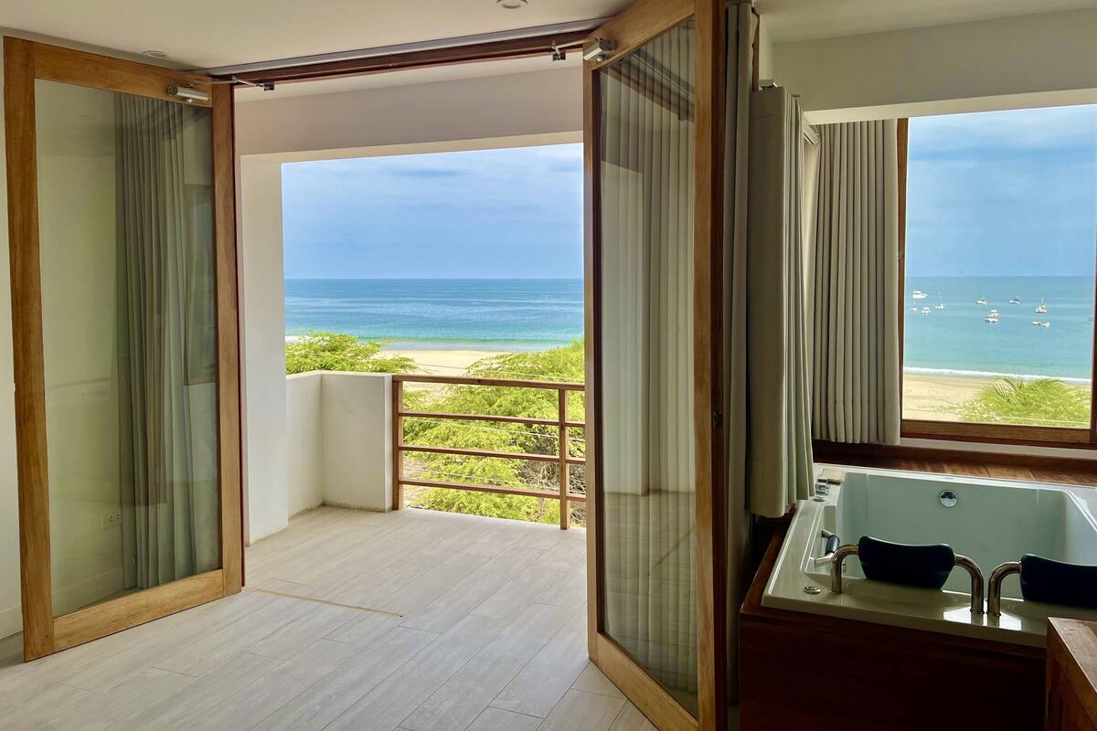 Phòng đơn Deluxe, 1 giường cỡ king, quang cảnh bãi biển | Bộ đồ giường kháng dị ứng, minibar, bàn 