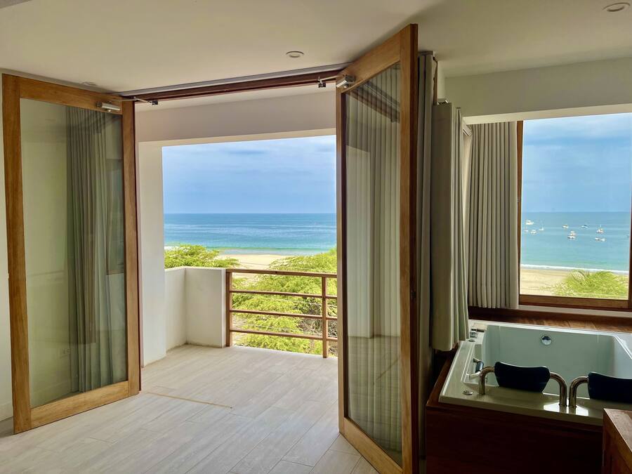 Dobbeltrom for 1 person – deluxe, 1 kingsize-seng, strandutsikt | Allergitestet sengetøy, minibar, skrivebord og skrivebord for bærbar PC