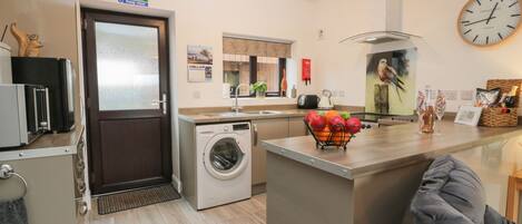 Frigorifero, bollitore elettrico, tostapane, pentole/stoviglie/utensili