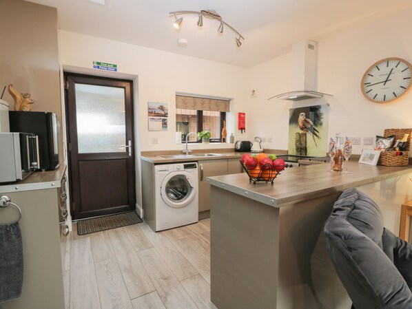 Refrigerador, tetera/pava eléctrica, tostadora, utensilios de cocina