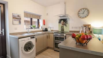 Een koelkast, een waterkoker, een broodrooster