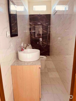 Douche, serviettes fournies, savon, shampoing