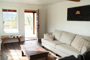 Smart TV, books - La Grande Cabin

 (Eatonville)