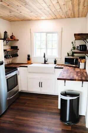 Kylskåp, mikrovågsugn, ugn och spishäll