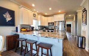 Kühlschrank, Mikrowelle, Herdplatte, Geschirrspüler