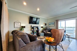 Smart TV - The Tides That Bind': Coastal Escape with Pool (North Topsail Beach)