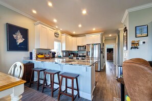 Een koelkast, een magnetron, een kookplaat, een vaatwasser