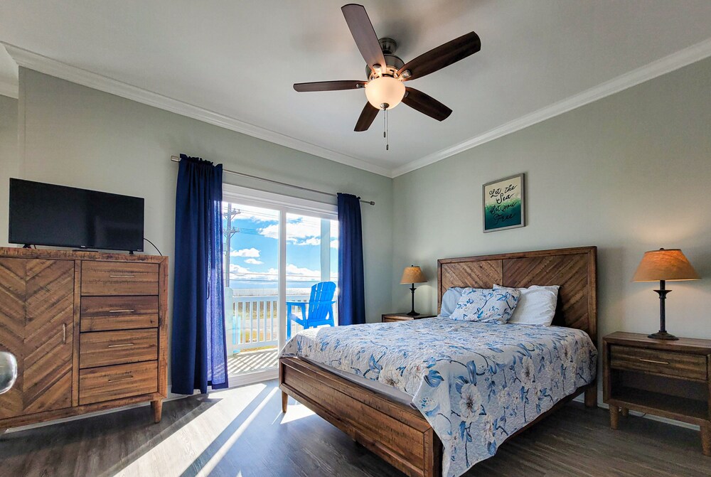 Oceanview home w/ a PRIVATE POOL, Beach Access and Sound Views! Pet Friendly! North Topsail