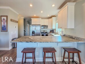 Kjøleskap, mikrobølgeovn, kokeplater og oppvaskmaskin