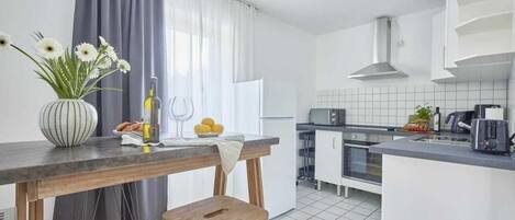 冰箱、微波炉、烤箱、炉灶