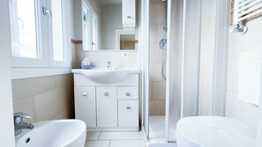 Dusche, Haartrockner, Bidet, Handtücher