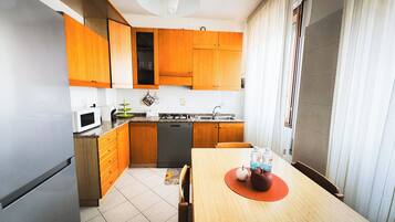 Frigorífico, microondas, placa de cocina y lavavajillas