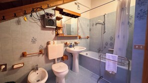 Douche, séchoir à cheveux, bidet, serviettes fournies