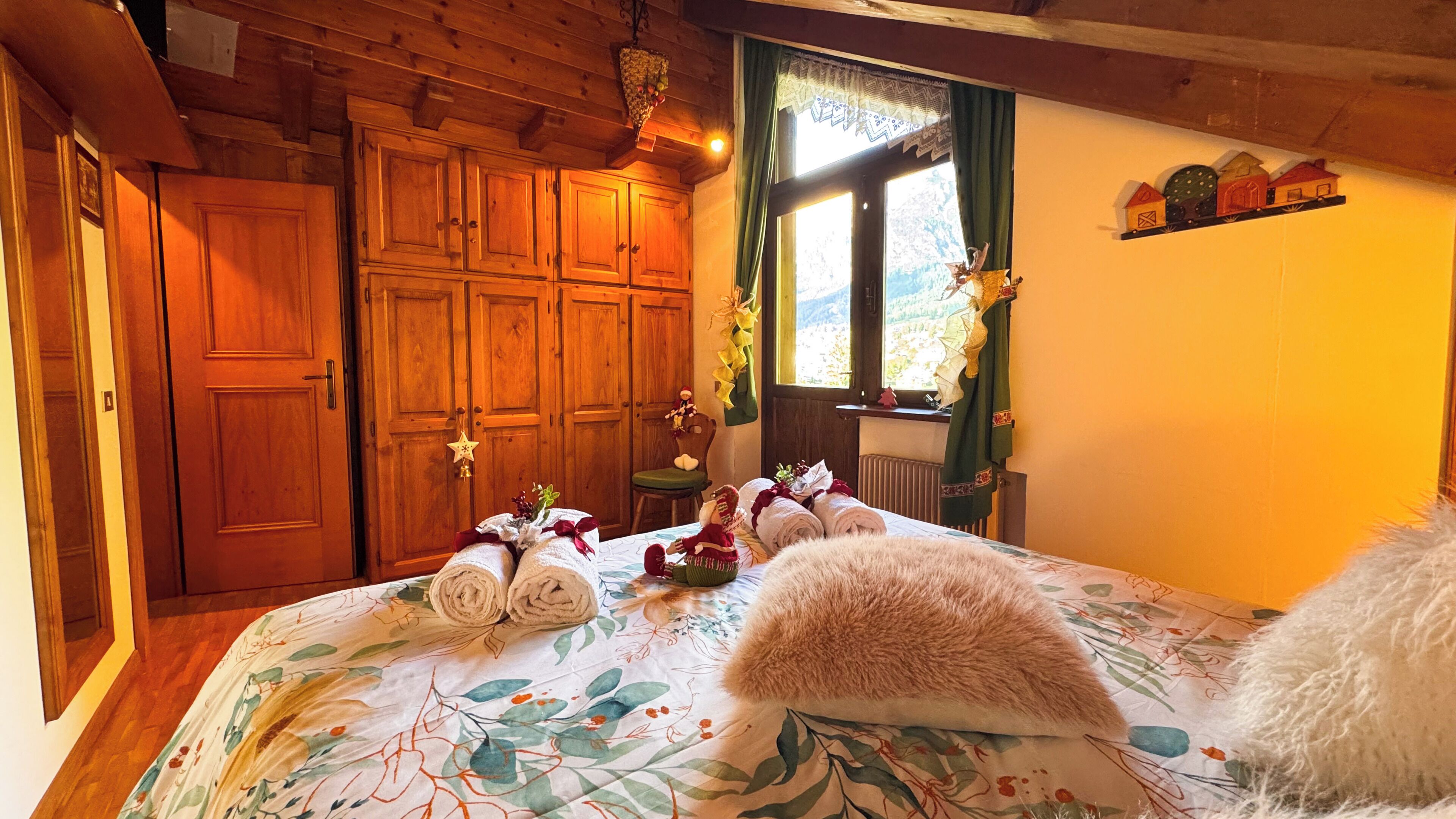 1 habitación, tabla de planchar con plancha y ropa de cama 