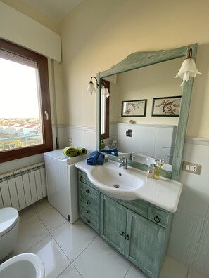 Een douche, een haardroger, een bidet, handdoeken