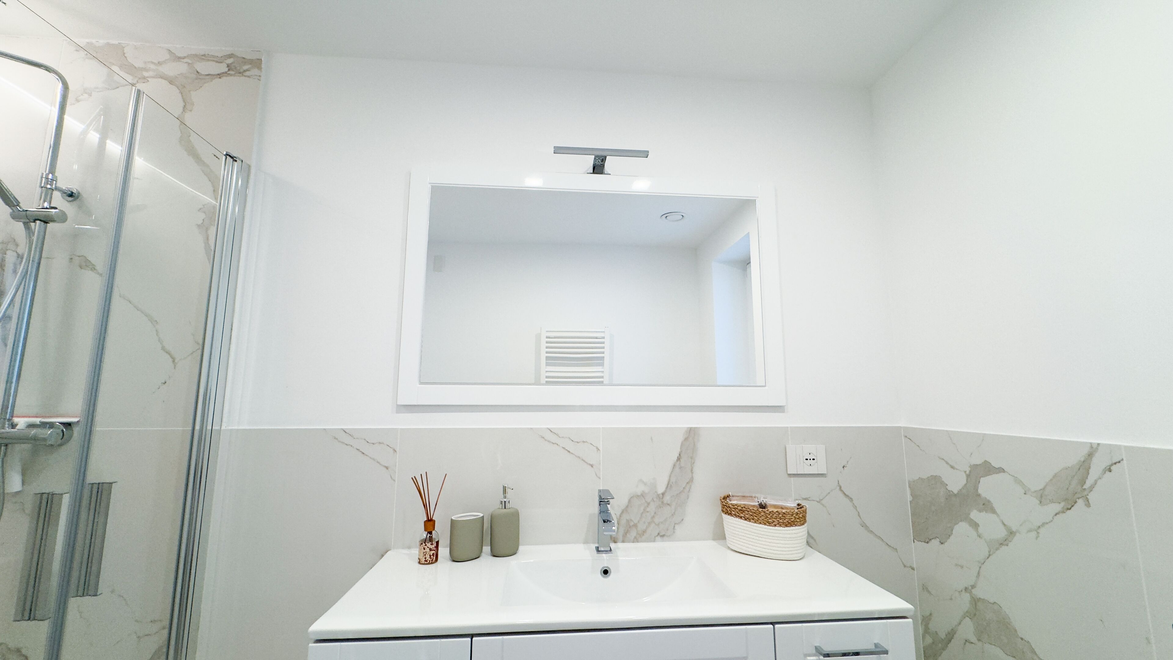 Shower, hair dryer, bidet, towels