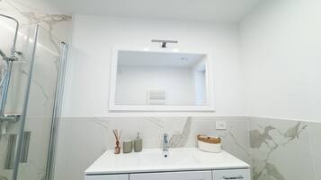 Douche, sĂšche-cheveux, bidet, serviettes fournies