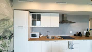 Fridge, oven, stovetop, coffee/tea maker