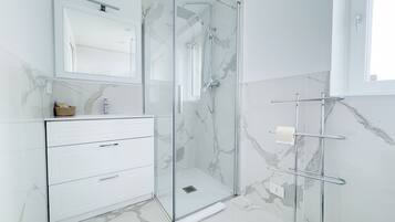 Shower, hair dryer, bidet, towels