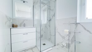 Shower, hair dryer, bidet, towels - Fairmont Seafront Flamingo Suite by Ca-Sa Check (Chioggia)