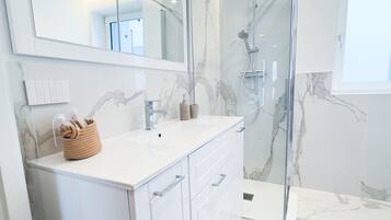 Een douche, een haardroger, een bidet, handdoeken