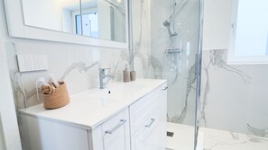 Dusj, hårføner, bidé og håndklær