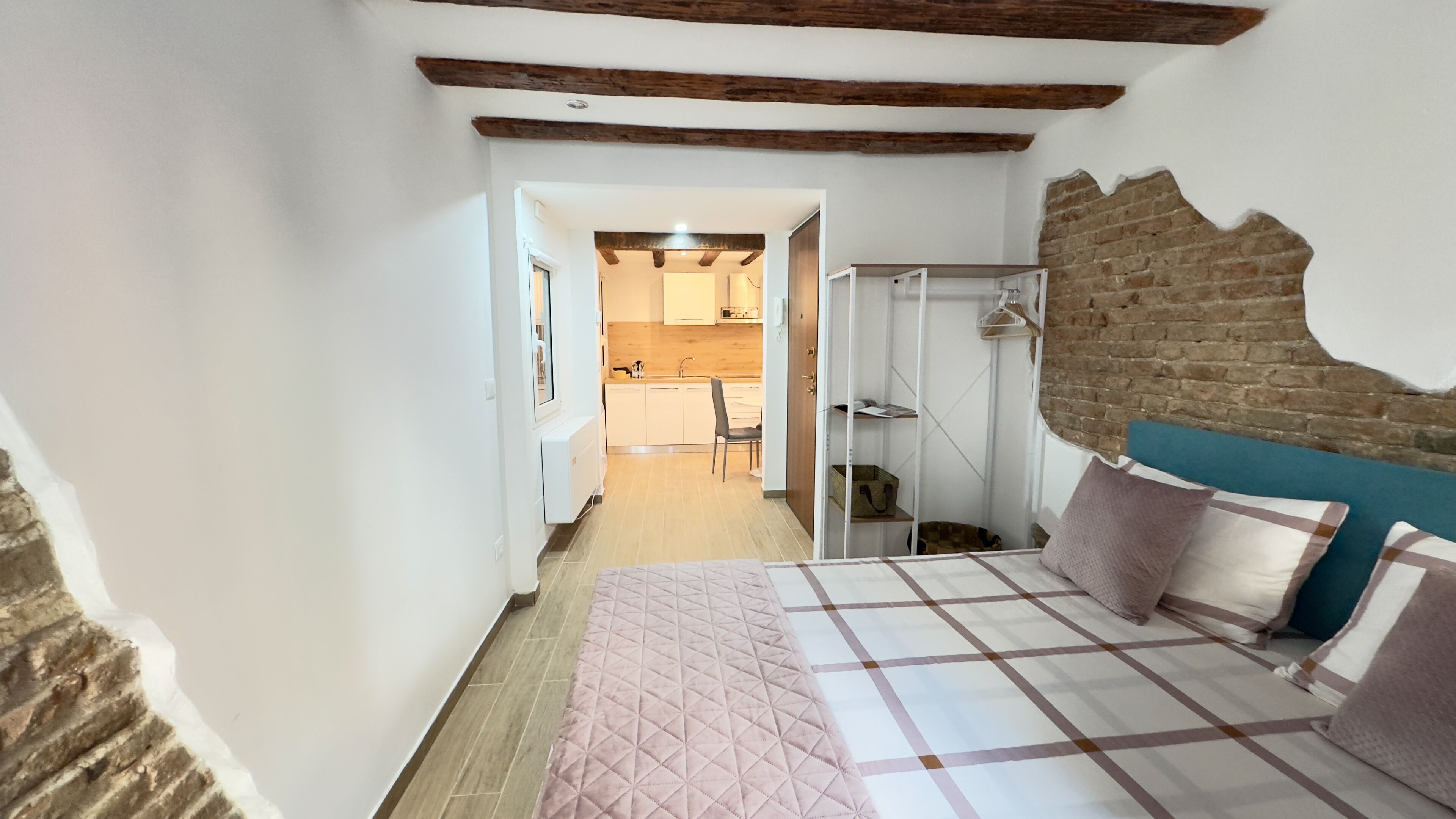 1 dormitorio, tabla de planchar con plancha, wifi gratis y ropa de cama