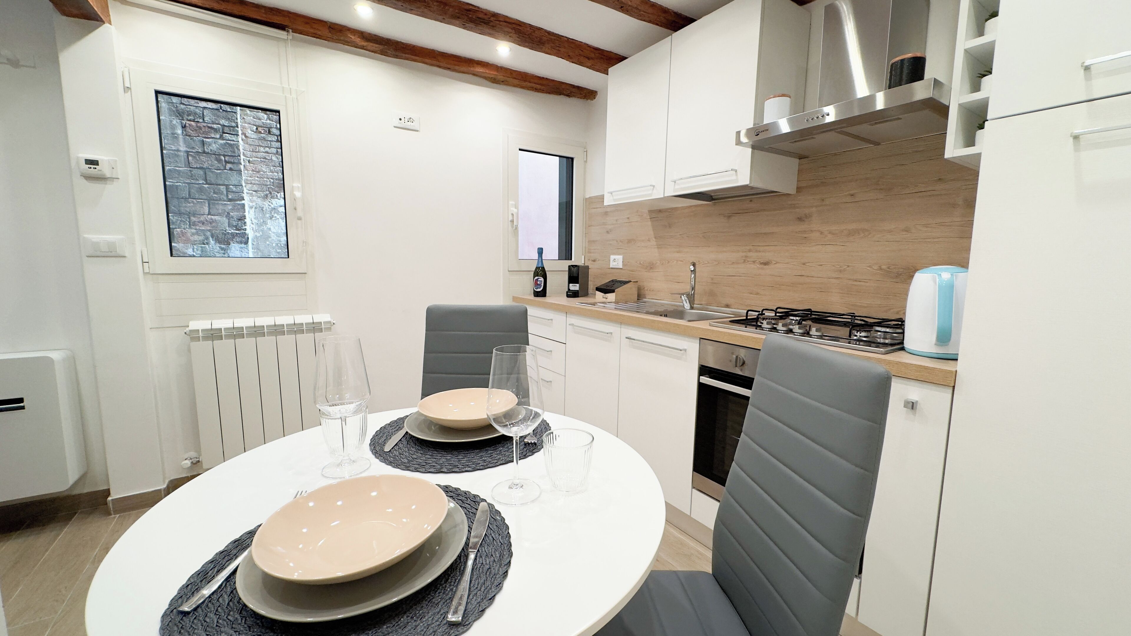 Réfrigérateur, micro-ondes, plaque de cuisson, lave-vaisselle