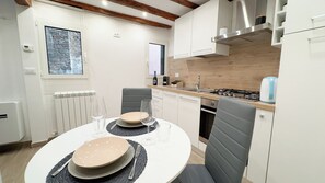 Jääkaappi, mikroaaltouuni, liesi, astianpesukone