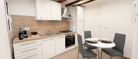 Réfrigérateur, micro-ondes, plaque de cuisson, lave-vaisselle