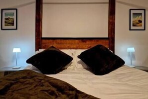 2 bedrooms, iron/ironing board, WiFi, bed sheets - Stylish retreat at the gateway of the Peak District. 1 minute from the village. (New Mills)