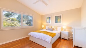 2 bedrooms, iron/ironing board, travel cot, free WiFi - Pet friendly La Costa, 2-1a Messines St - air con and Wi-Fi (Shoal Bay)