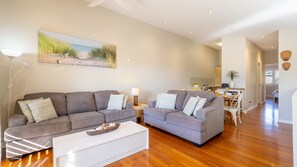 Smart TV - Pet friendly La Costa, 2-1a Messines St - air con and Wi-Fi (Shoal Bay)