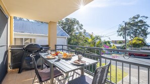 Outdoor dining - Pet friendly La Costa, 2-1a Messines St - air con and Wi-Fi (Shoal Bay)
