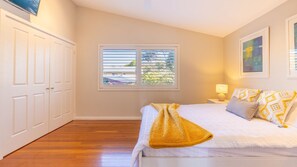 2 bedrooms, iron/ironing board, travel crib, free WiFi - Pet friendly La Costa, 2-1a Messines St - air con and Wi-Fi (Shoal Bay)