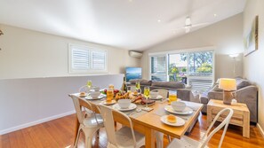 Dining - Pet friendly La Costa, 2-1a Messines St - air con and Wi-Fi (Shoal Bay)