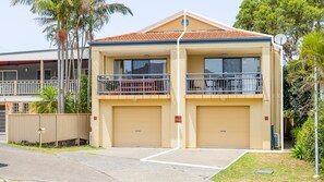 Exterior - Pet friendly La Costa, 2-1a Messines St - air con and Wi-Fi (Shoal Bay)