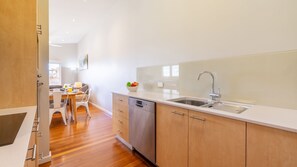 Fridge, microwave, oven, stovetop - Pet friendly La Costa, 2-1a Messines St - air con and Wi-Fi (Shoal Bay)