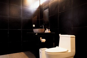 Shower, bidet, towels, soap
