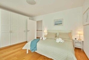 3 bedrooms, desk, iron/ironing board, travel cot